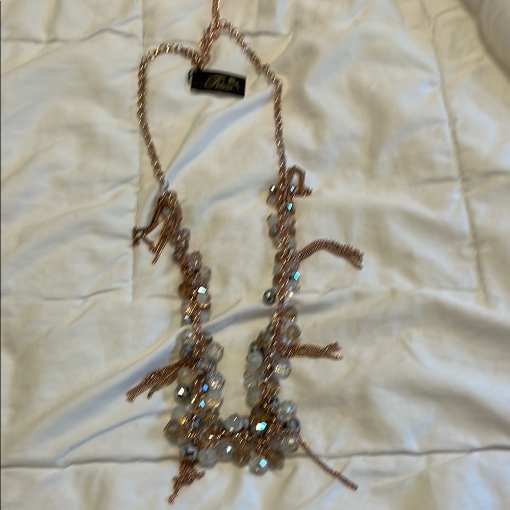 Beautiful Gold and Silver Necklace with Vintage-Inspired Design